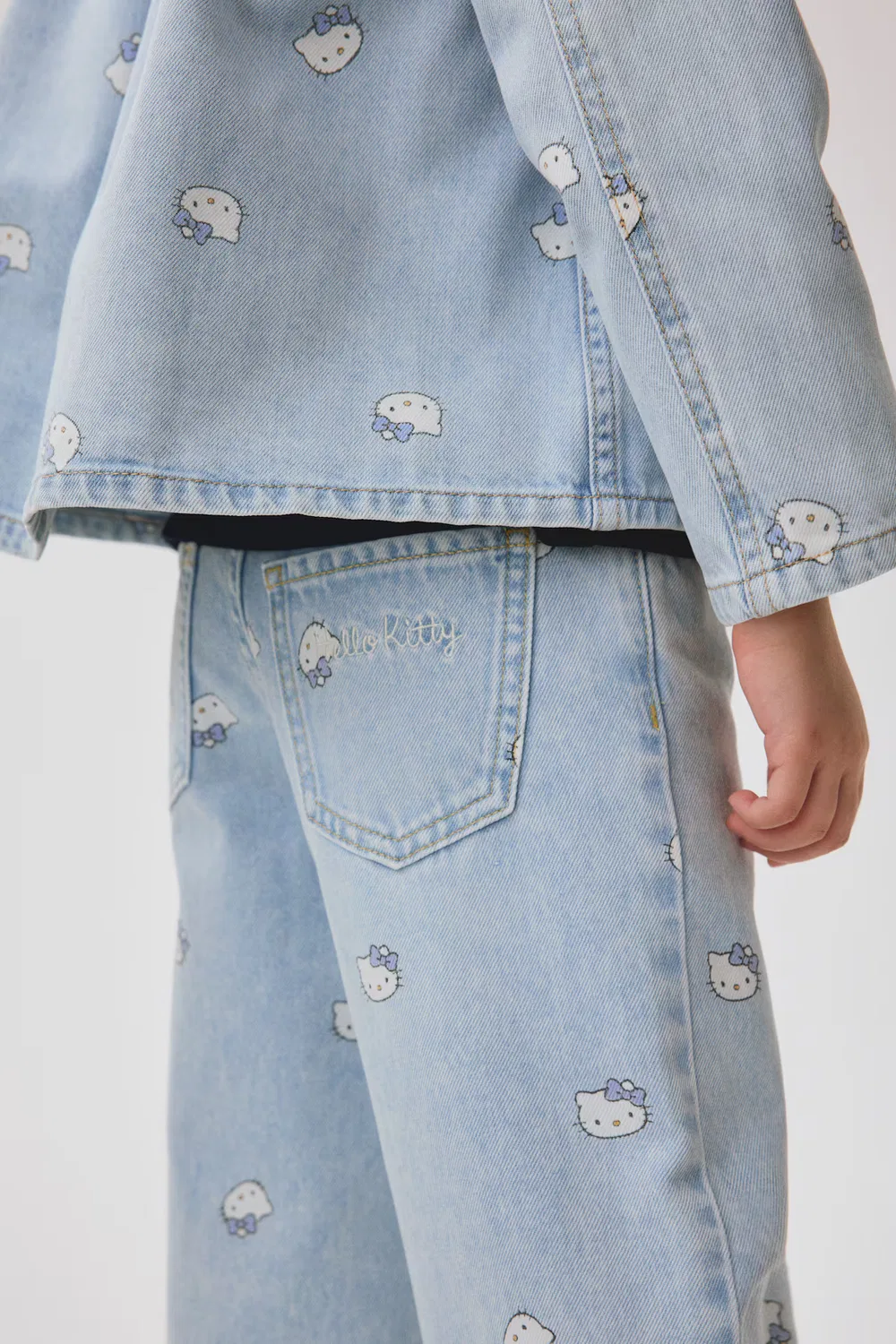 Джинсы с широкими штанинами и принтом H&M, Blasses Denimblau/Hello Kitty — фото 3