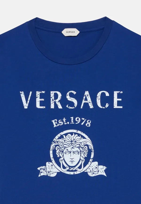 Футболка унисекс с принтом в университетском стиле Versace, белый — фото 3