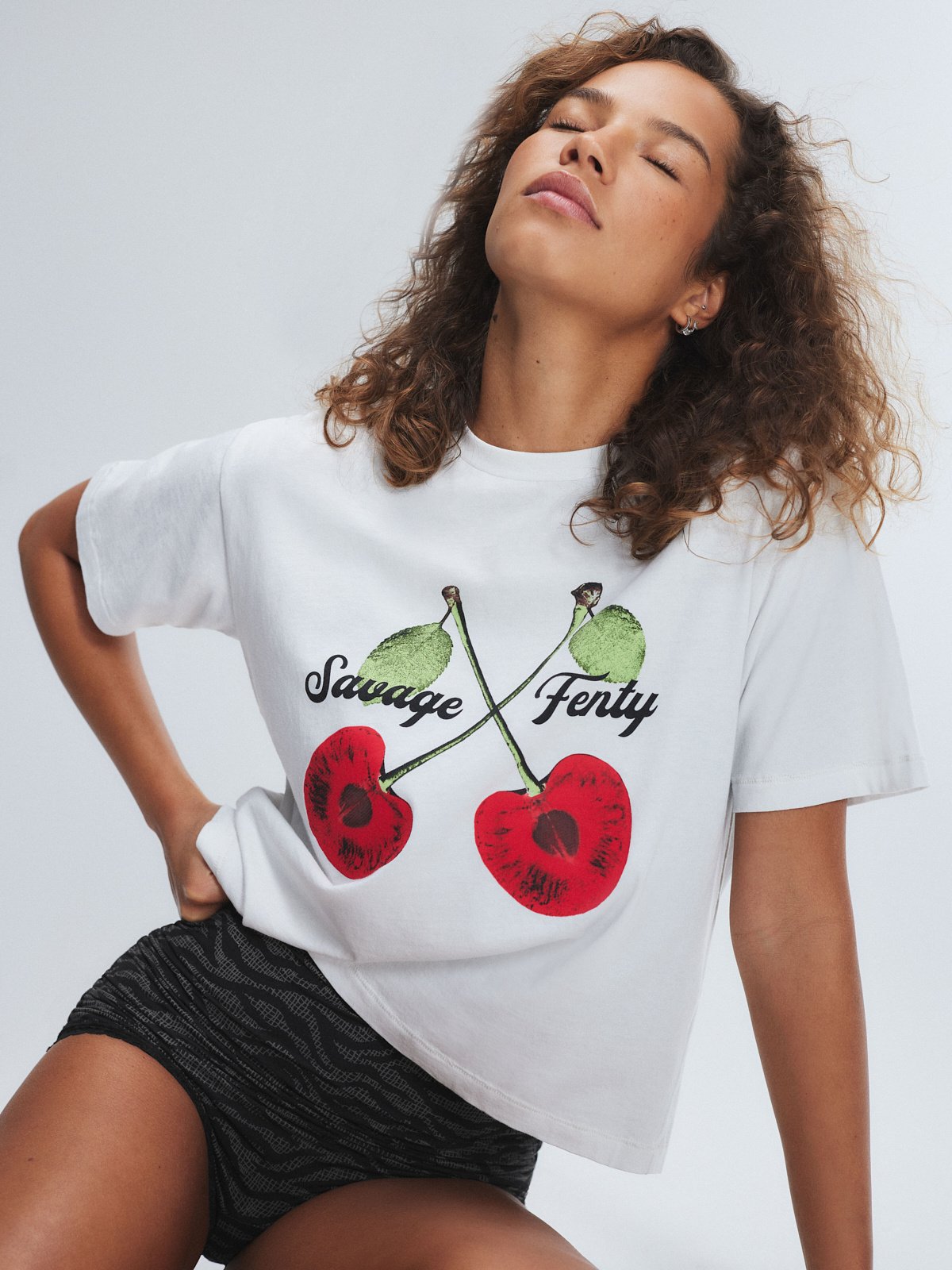 

Футболка Savage X Fenty Weekender Jersey Shrunken Graphic, цвет Hazy White Cherry Graphic