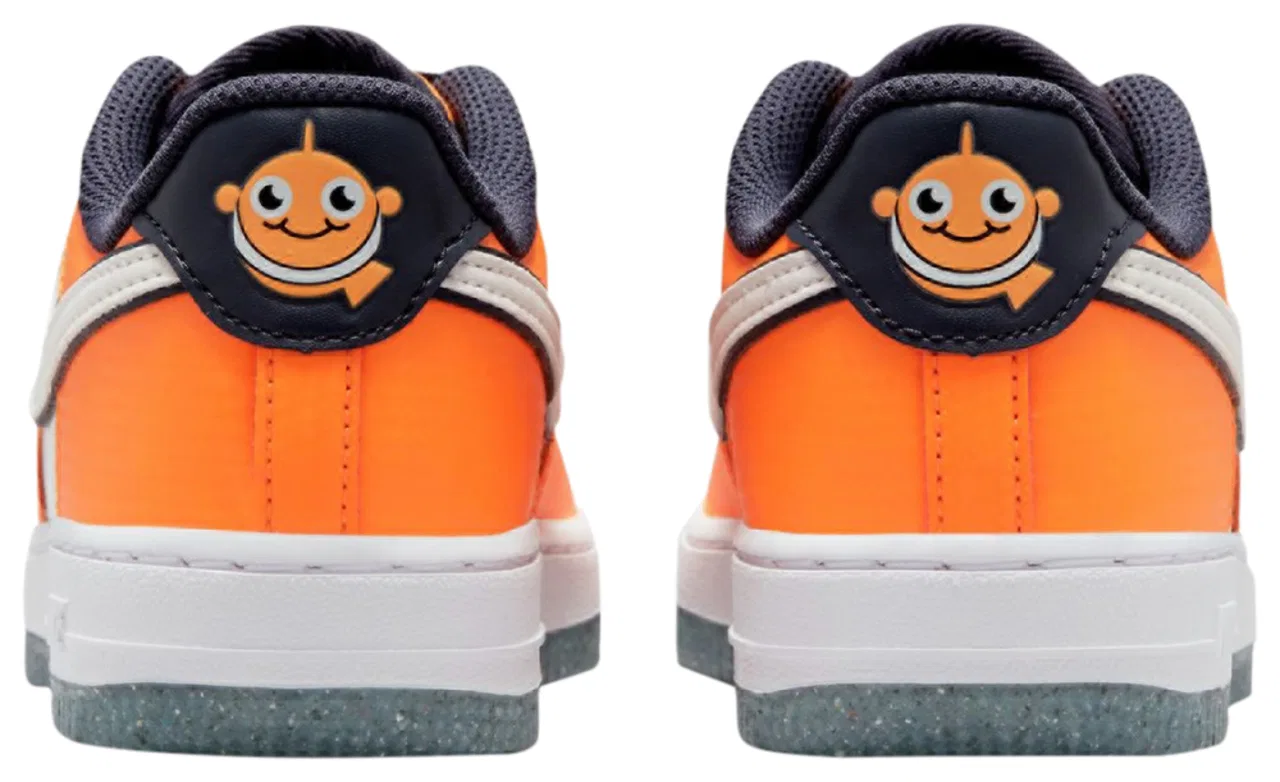 Детские кроссовки для мальчиков с принтом рыб Nike Air Force 1 Low SE Littles, Viviid Orange/Summit White/University Blue — фото 3