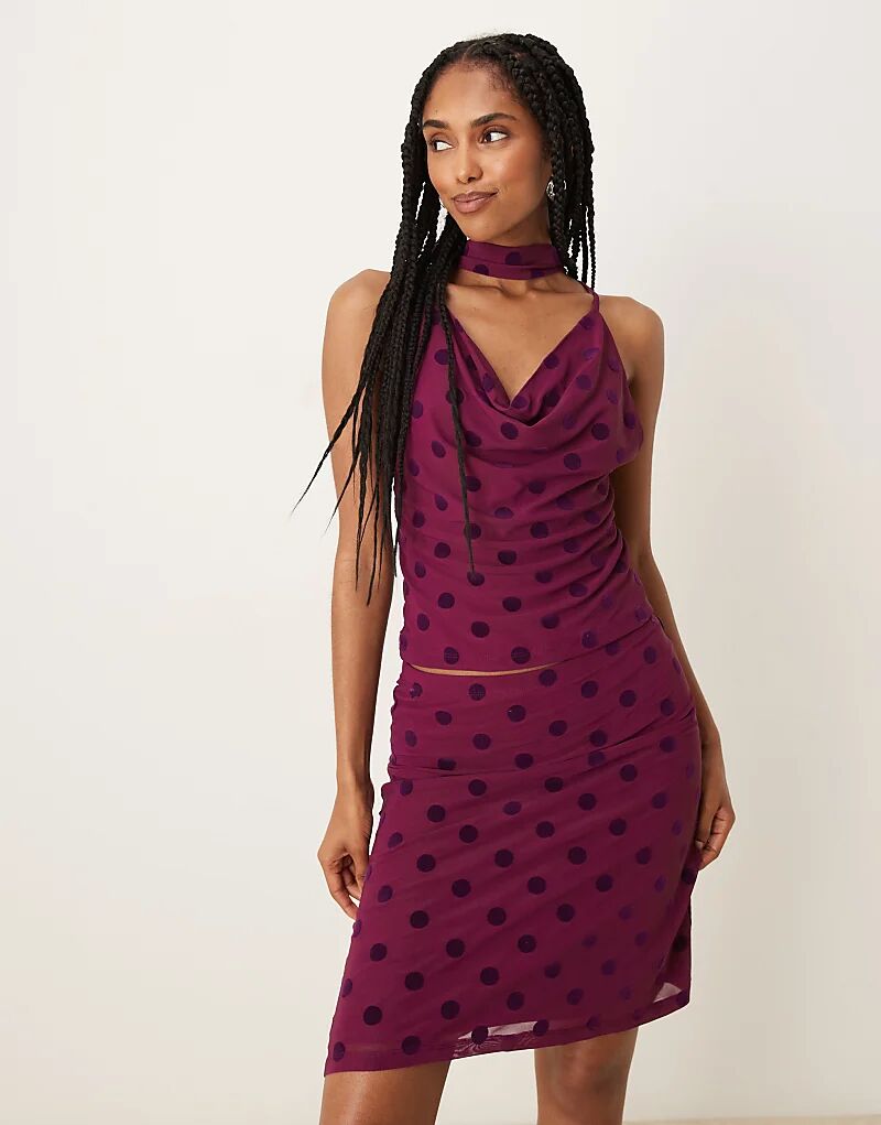 

Топ ASOS DESIGN из сетчатой ткани с принтом в виде горошка, глубоким вырезом и шарфом, сливового цвета — часть комплекта
