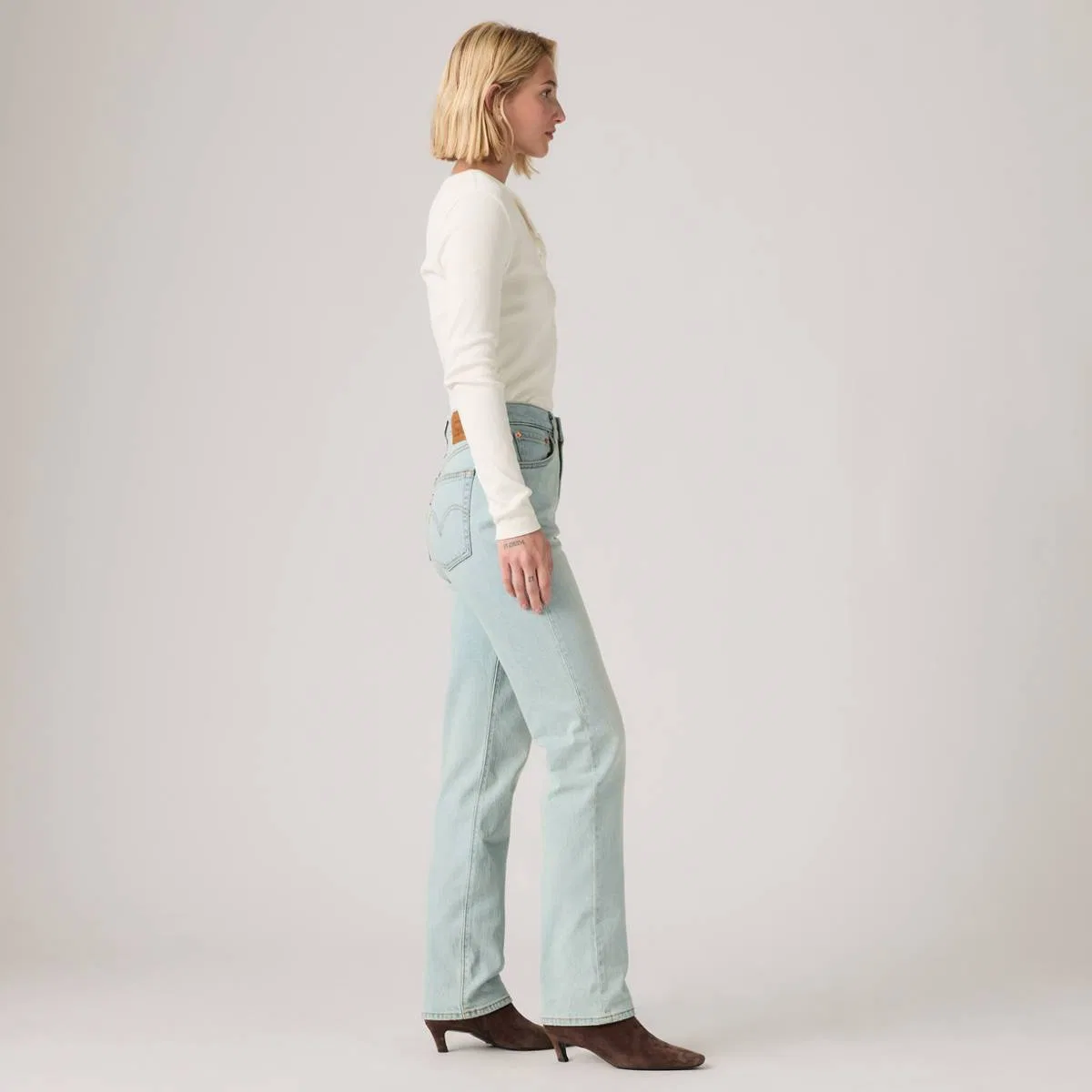 Женские джинсы-клеш с зауженными штанинами Levi's, Belindas Light - Light Wash — фото 4