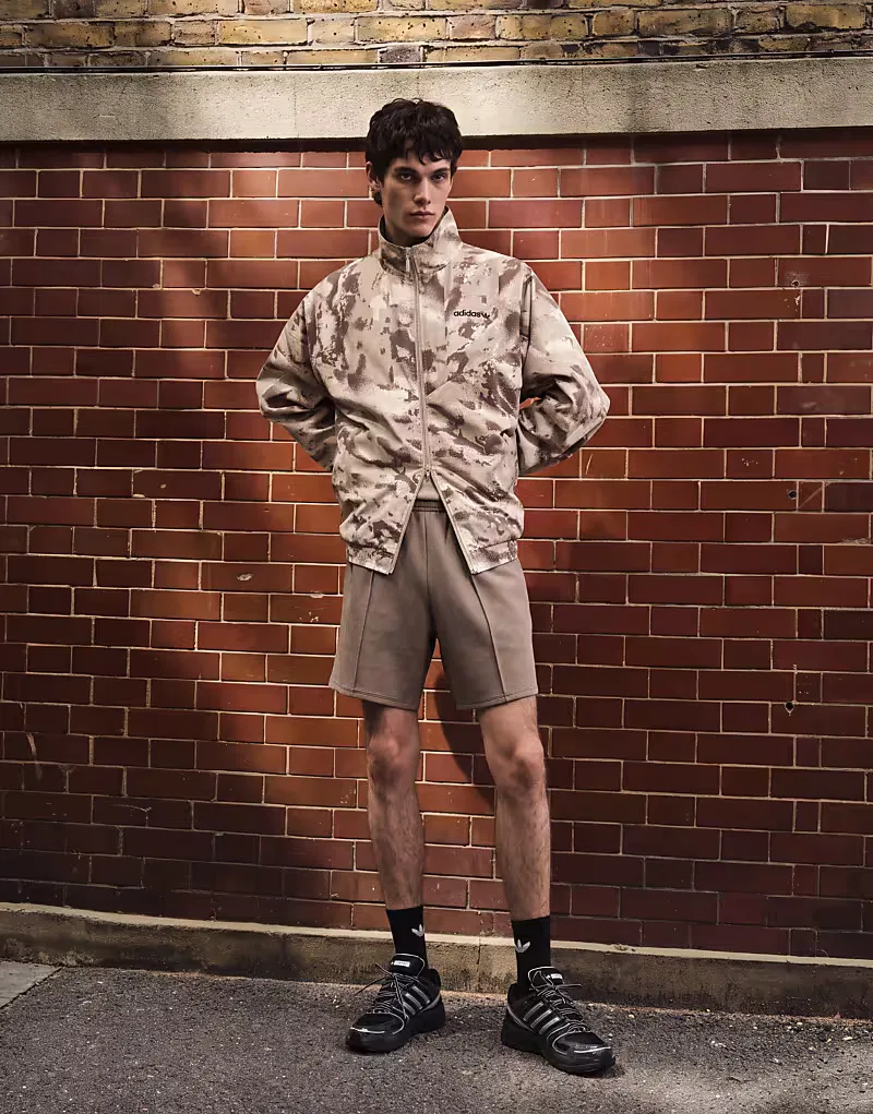 Тканая спортивная куртка Adidas Originals в светлом камуфляже