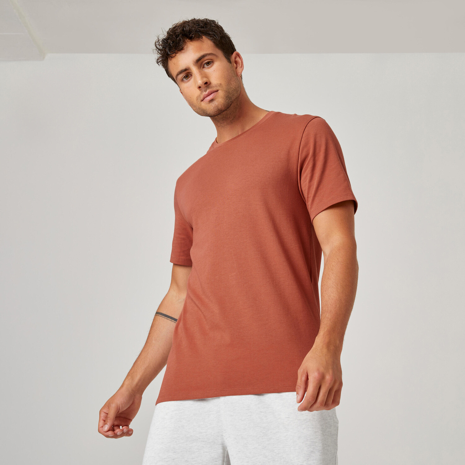 

Футболка Fitness 500 Slim Cotton Round Neck Man Sepia DOMYOS, сепия