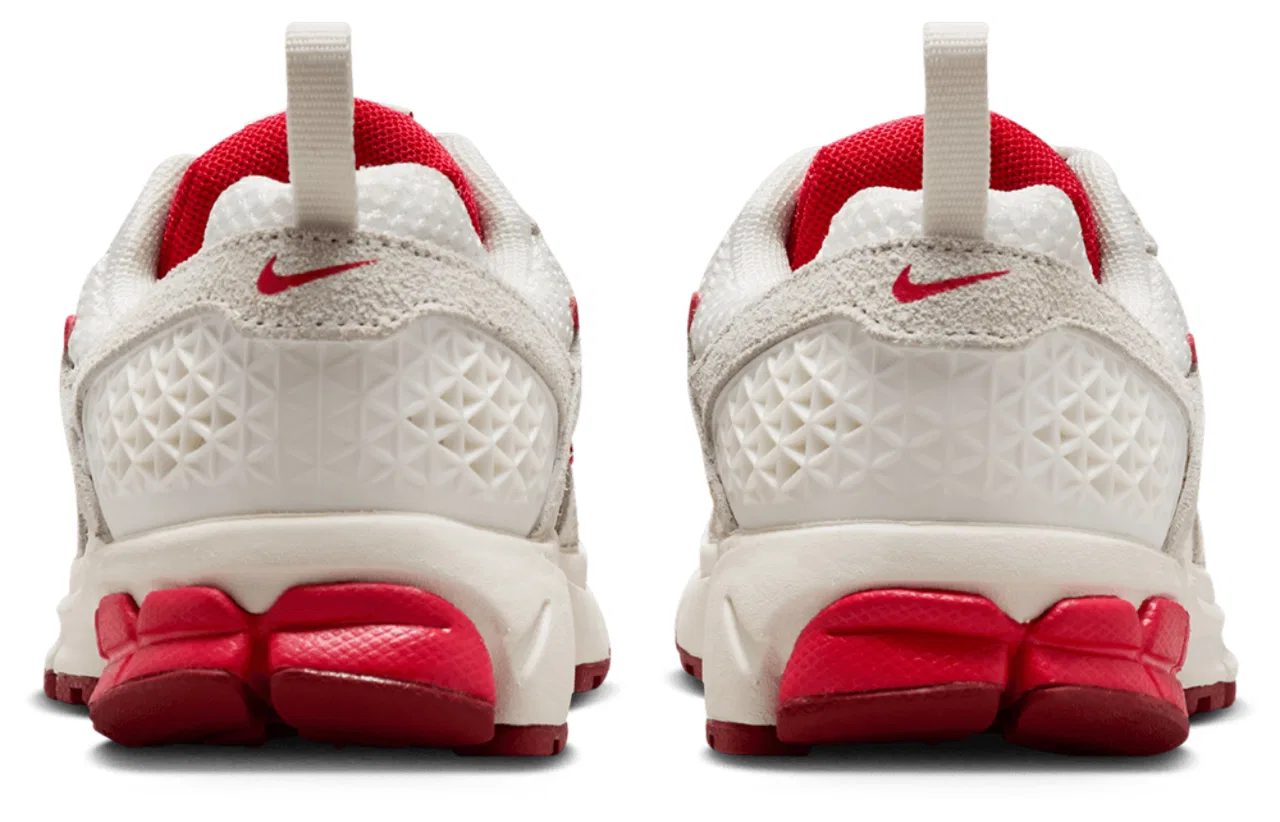 Кроссовки для мальчиков Vomero 5 SE Nike, цвет Sail/University Red/Team Crimson — фото 3