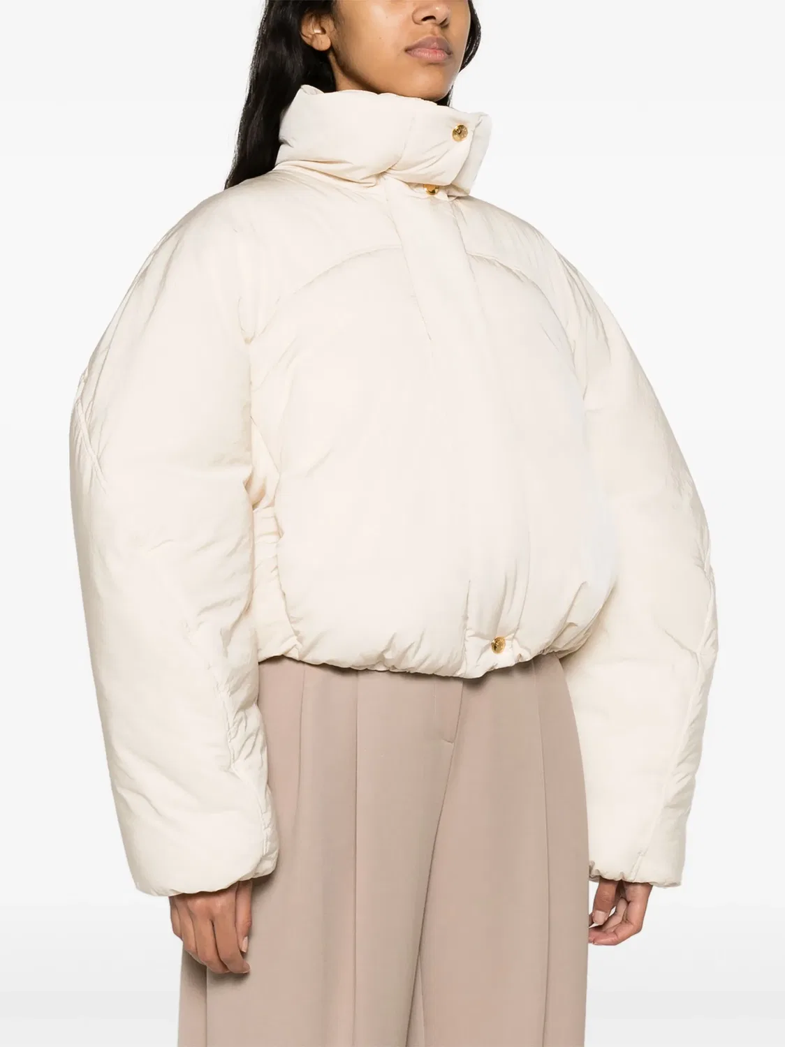 Куртка La Doudoune Courte Caraco от Jacquemus, цвет слоновой кости — фото 4