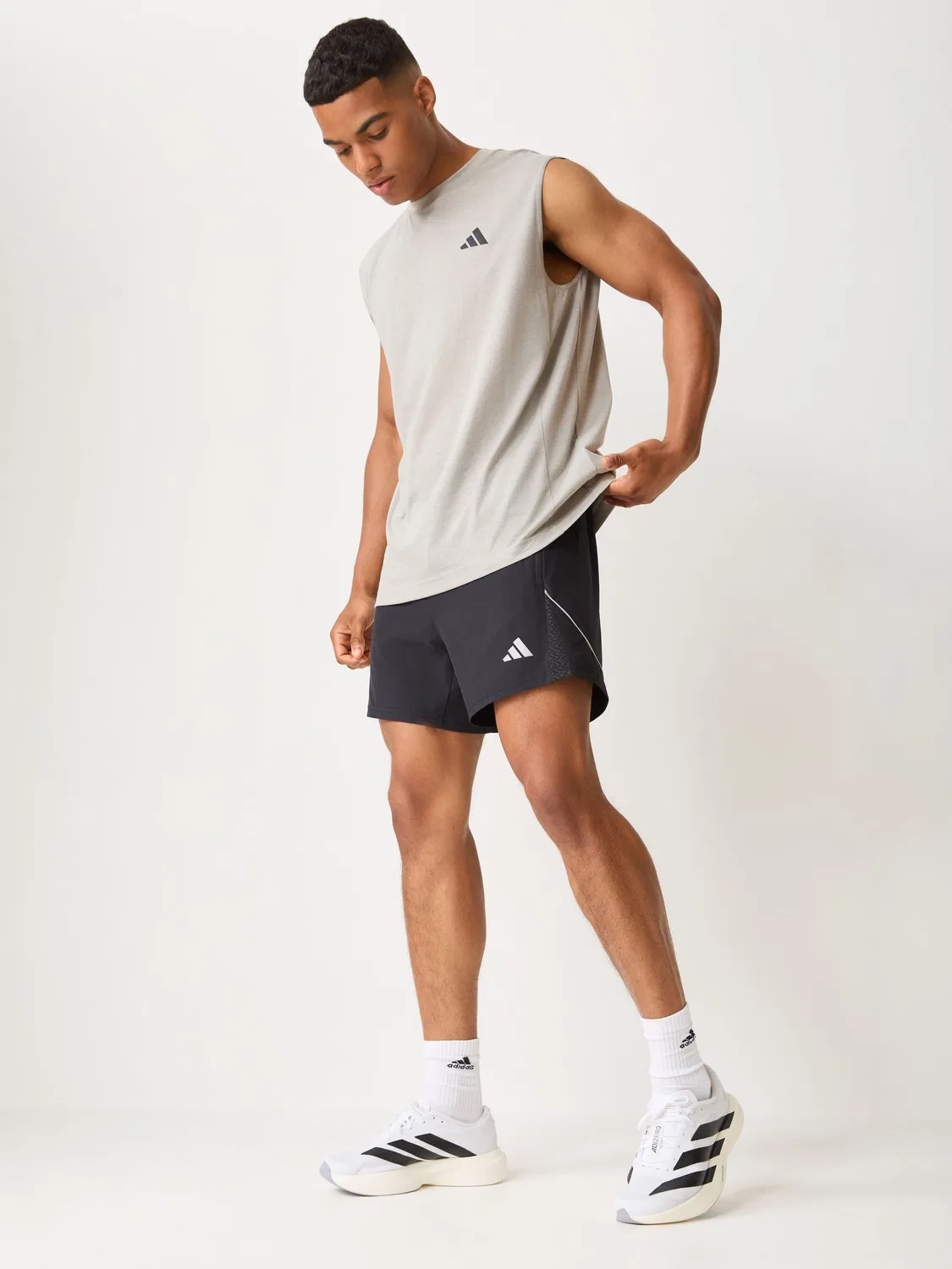 Серый тренировочный жилет с короткими рукавами adidas — фото 2
