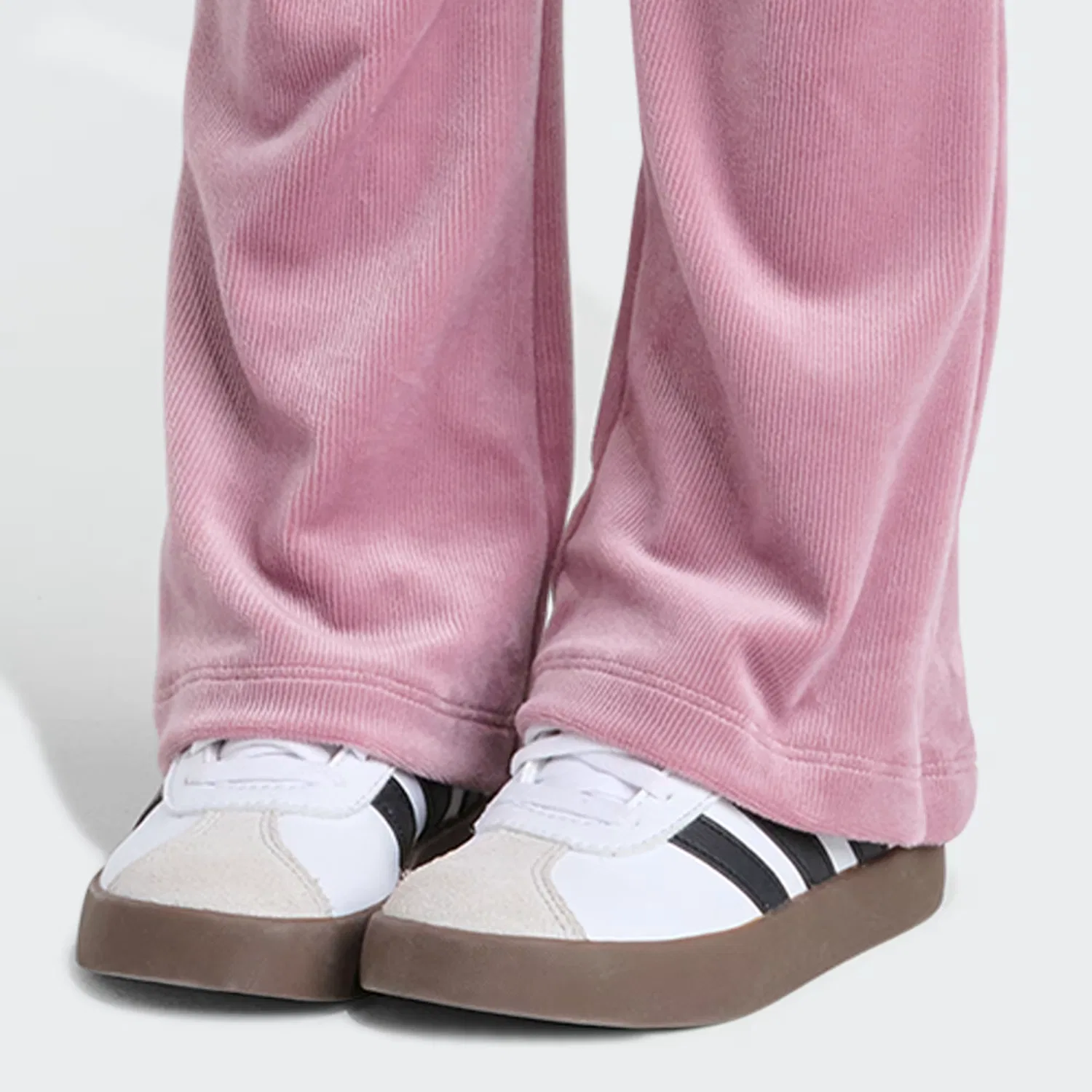 Детский комплект из пуловера и брюк из велюра в рубчик Adidas Sportswear, цвет magic mauve — фото 4