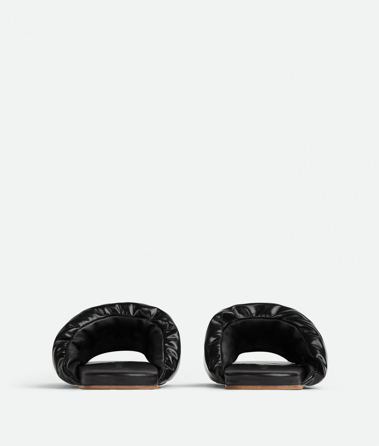 Сандалии Bottega Veneta Cushion Mule Black, черный — фото 3