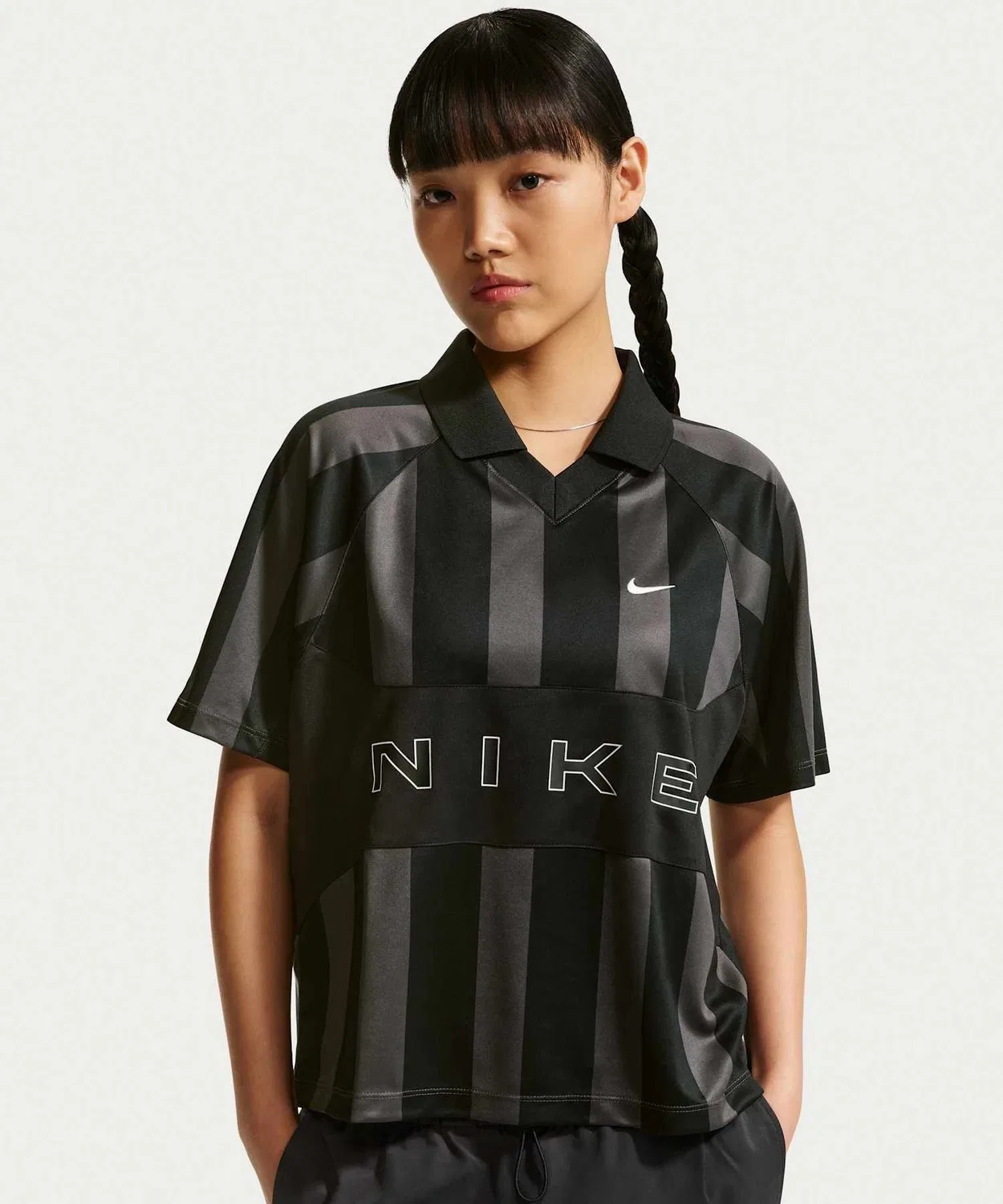 Женская футболка с V-образным вырезом и полосатым принтом Nike Sportswear, Black