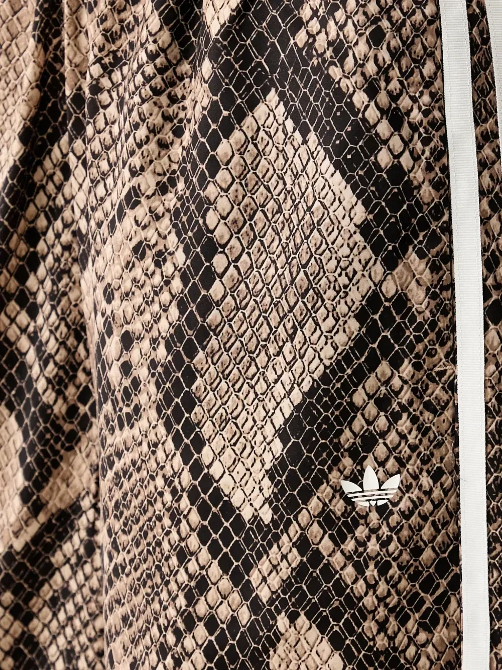 Трикотажные брюки с принтом под змеиную кожу Adidas, коричневый — фото 4