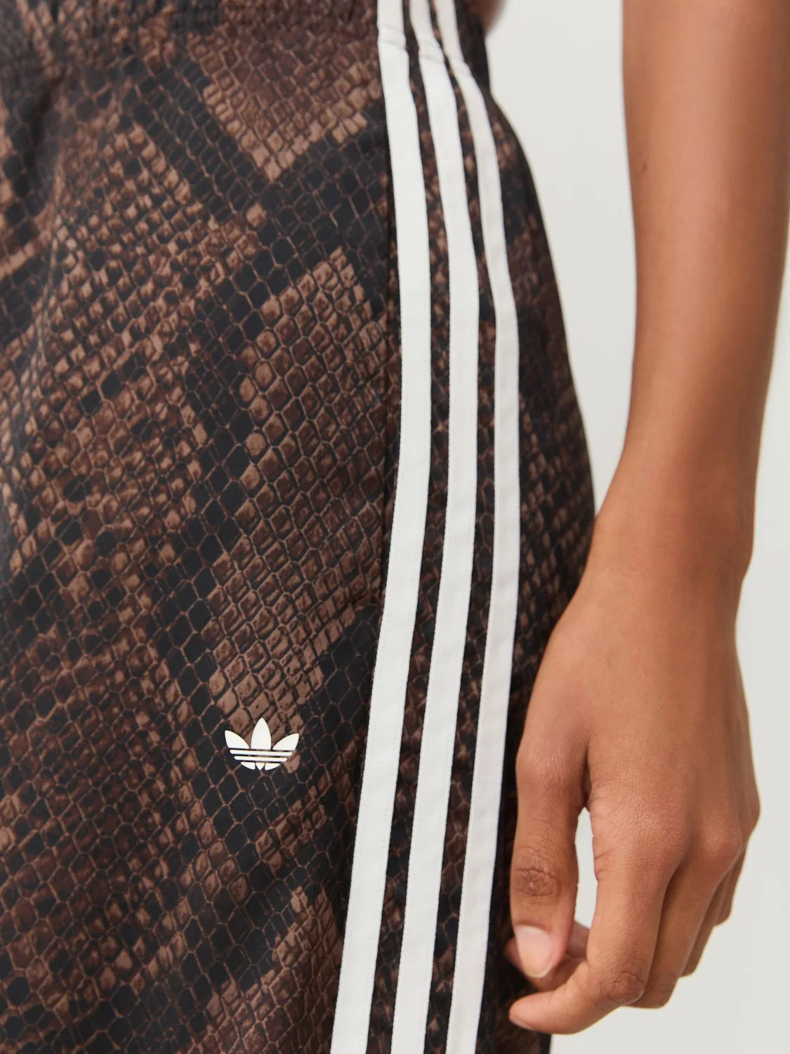 Атласные широкие брюки adidas Originals Animals — фото 4