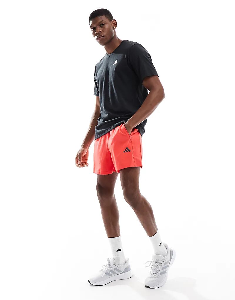 

Шорты adidas Training Essentials красного цвета adidas performance