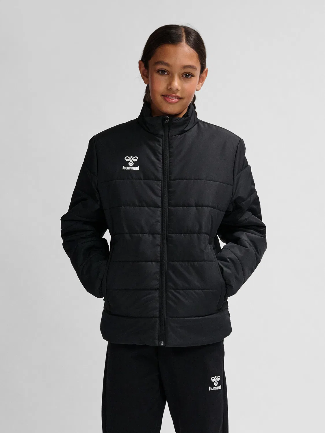 Детская куртка с водоотталкивающей пропиткой HMLESSENTIAL SHORT BENCH JKT KIDS Hummel, Schwarz — фото 3