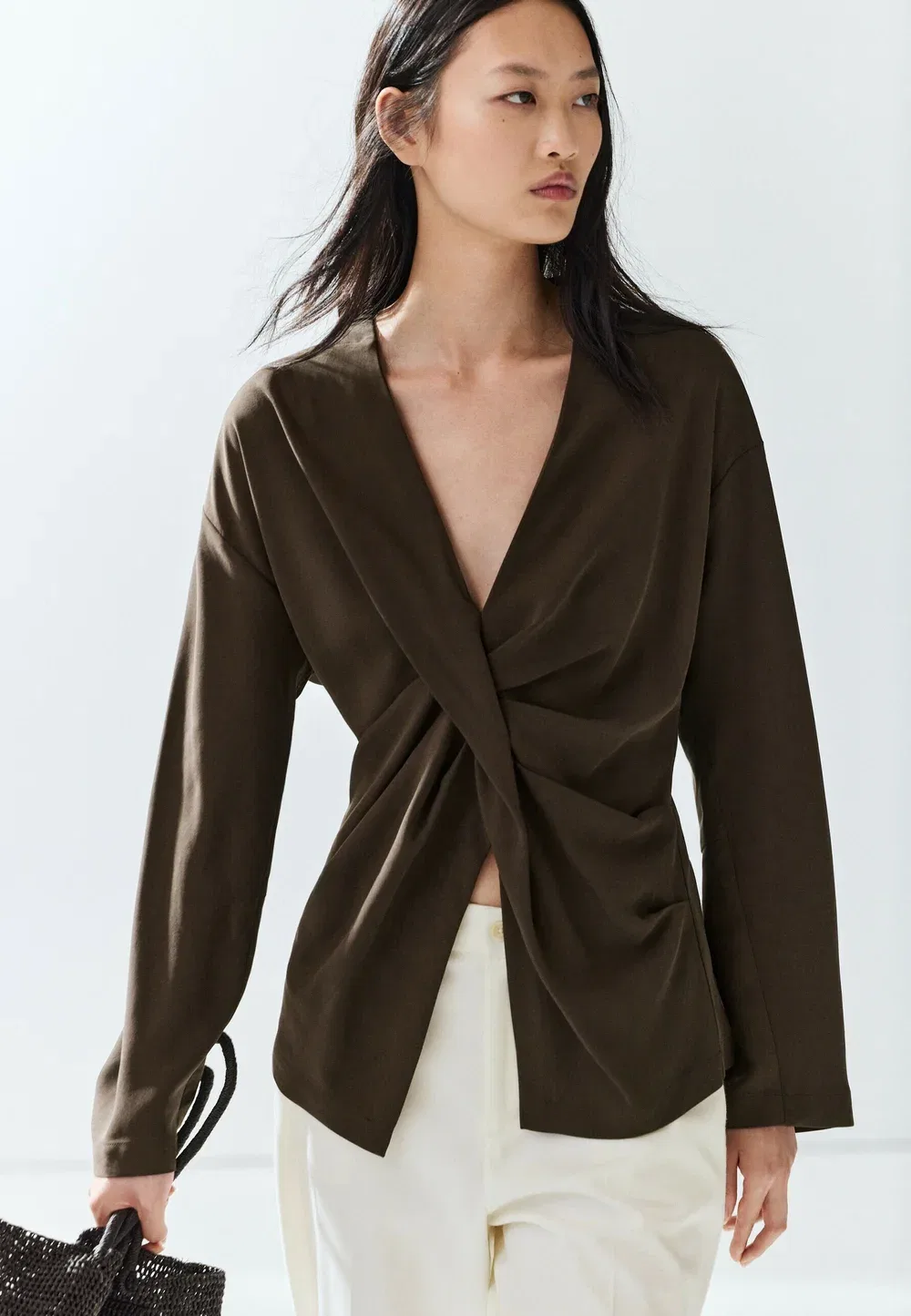 Струящаяся блузка с драпировкой - блузка Massimo Dutti, Dark Brown — фото 4