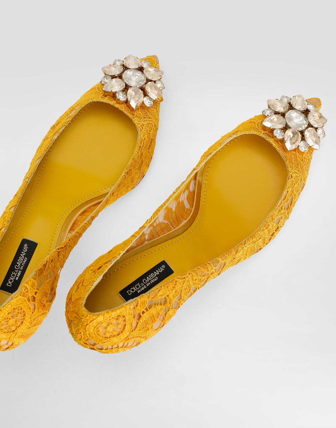 Лаковые туфли-лодочки с радужным кружевом и отделкой в виде брошки Dolce & Gabbana, желтый — фото 4