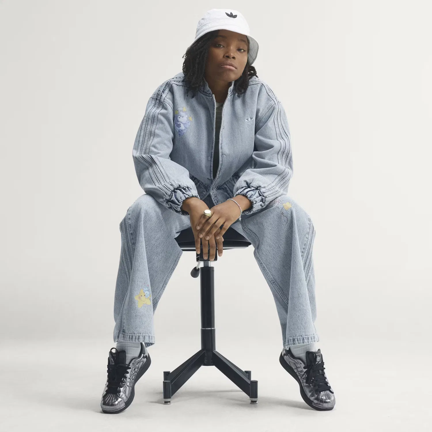 Женская джинсовая куртка-бомбер оверсайз Care Bears Adidas Originals, небесно-голубой