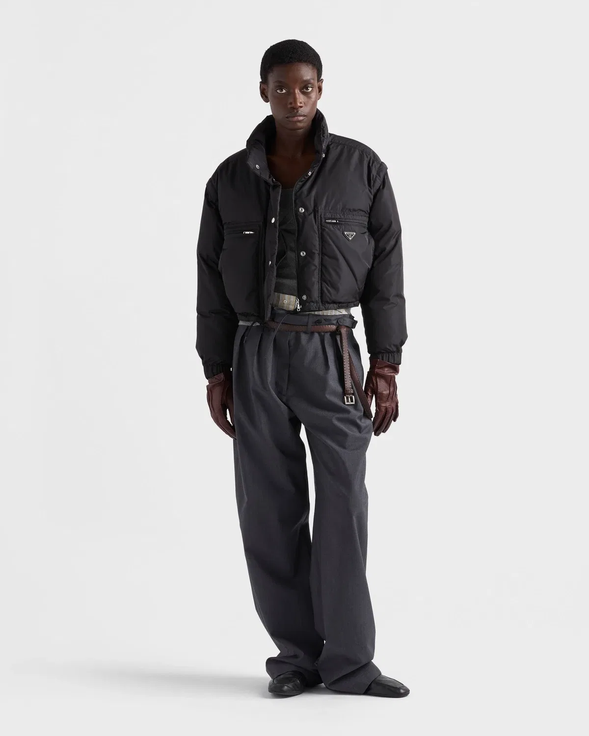 Укороченная пуховая куртка с капюшоном Re-Nylon Prada, черный — фото 2