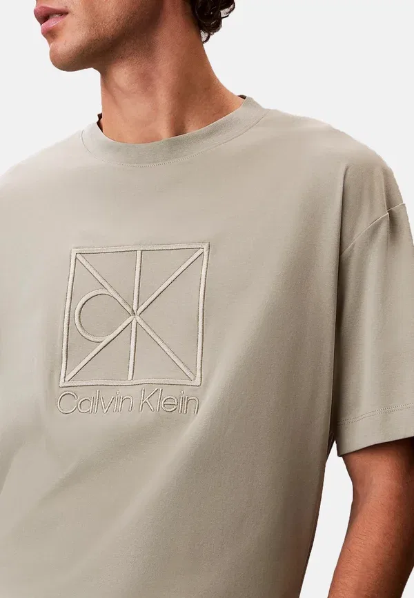 Футболка с принтом Ss rlxd premium interlock emblem Calvin Klein — фото 4