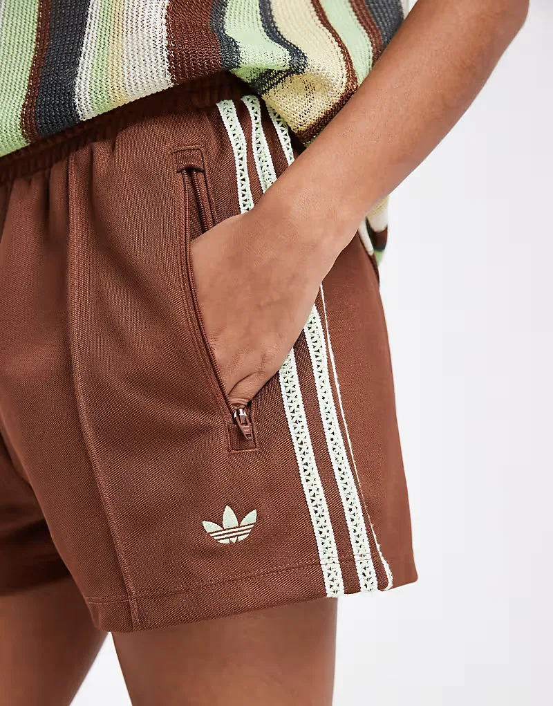 Вязаные крючком шорты Adidas Originals с тремя полосками, коричневый — фото 4