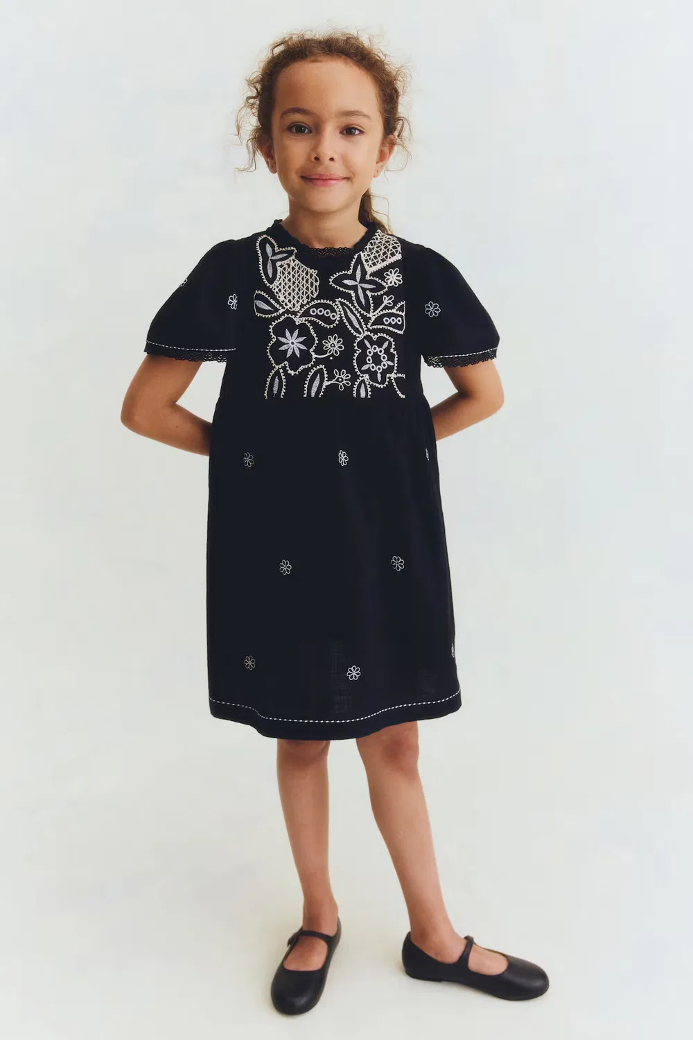 Хлопковое платье с вышивкой H&M, Schwarz/Geblümt