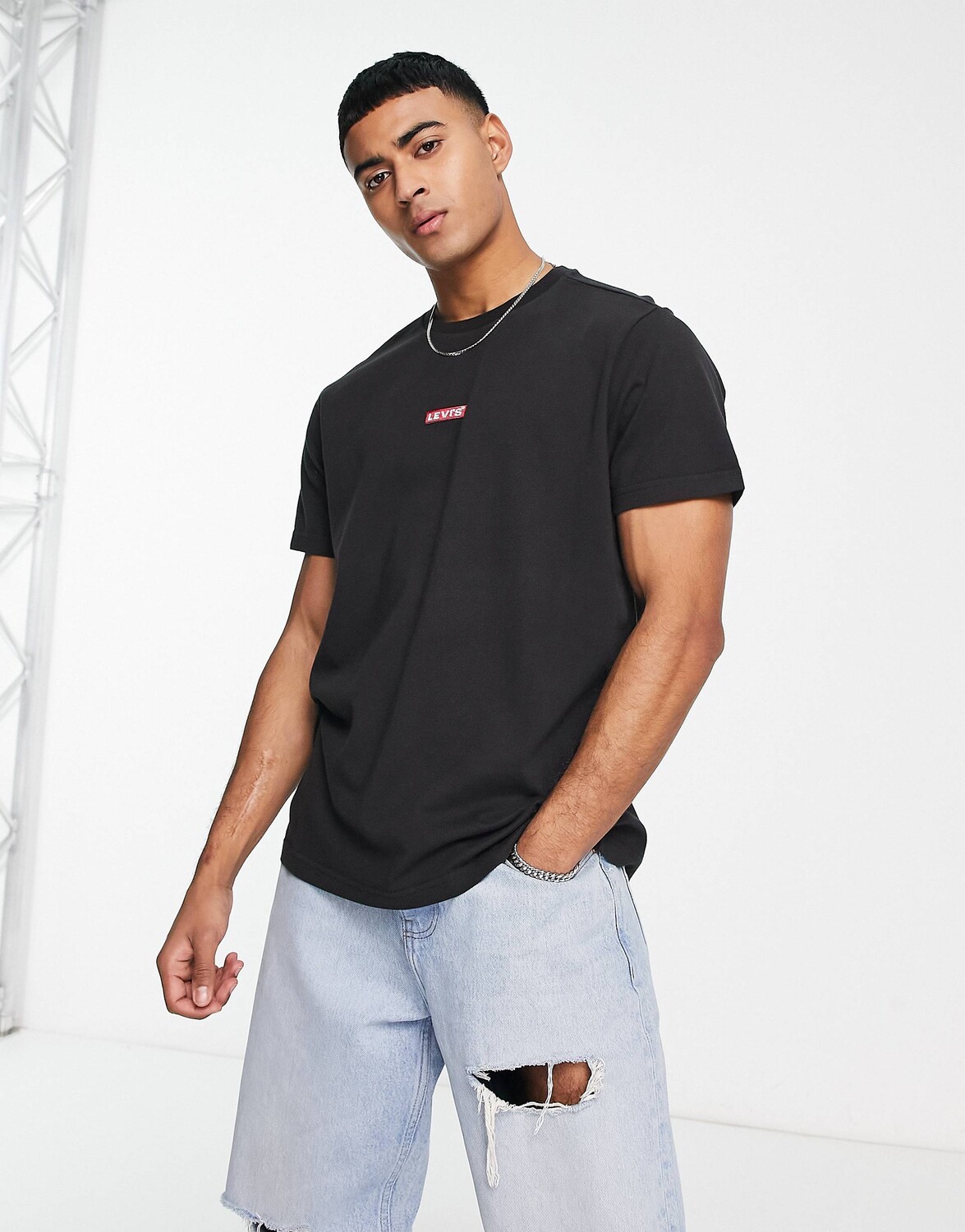 Черная футболка Levi's с небольшим логотипом в виде коробки по центру — фото 2