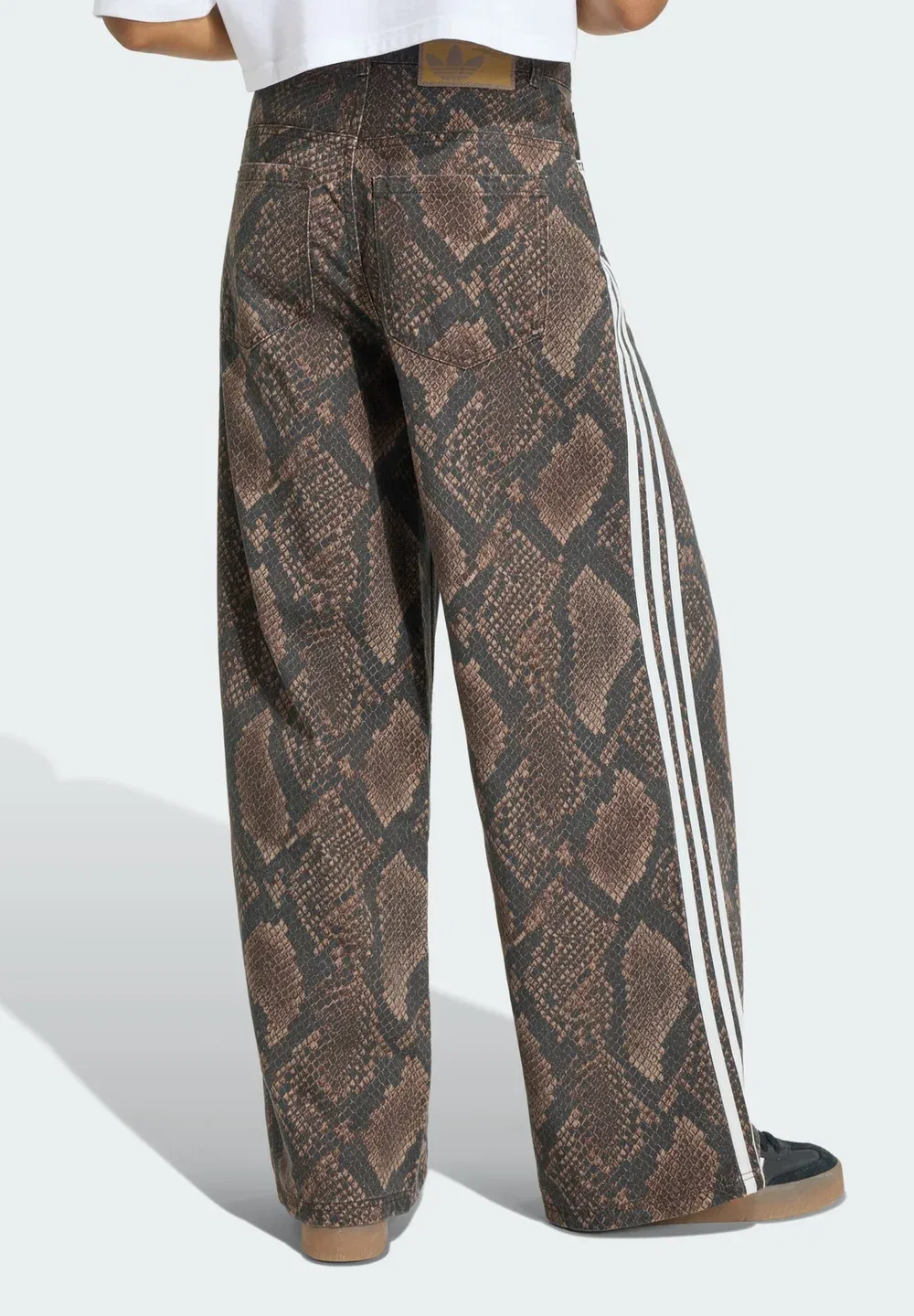 Свободные джинсы из денима с принтом под змеиную кожу Adidas Originals, Earth Strata/Aurora Coffee — фото 2