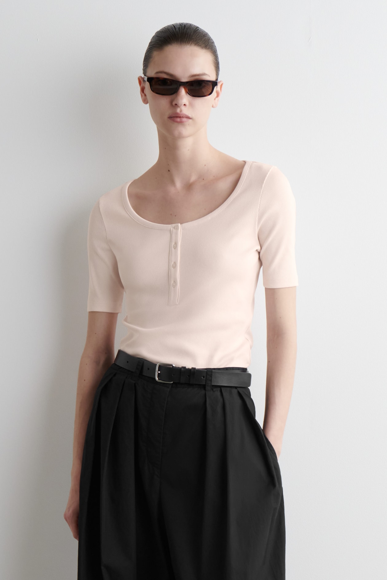 

Футболка в рубчик henley COS, светло-розовый