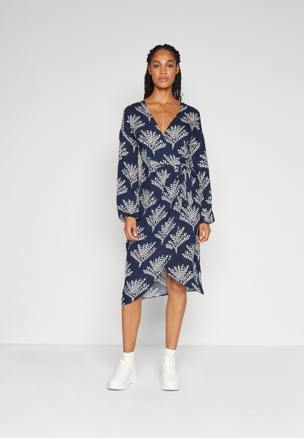 

Летнее платье Vianja V-Neck Dress VILA, цвет navy blazer/white leaves