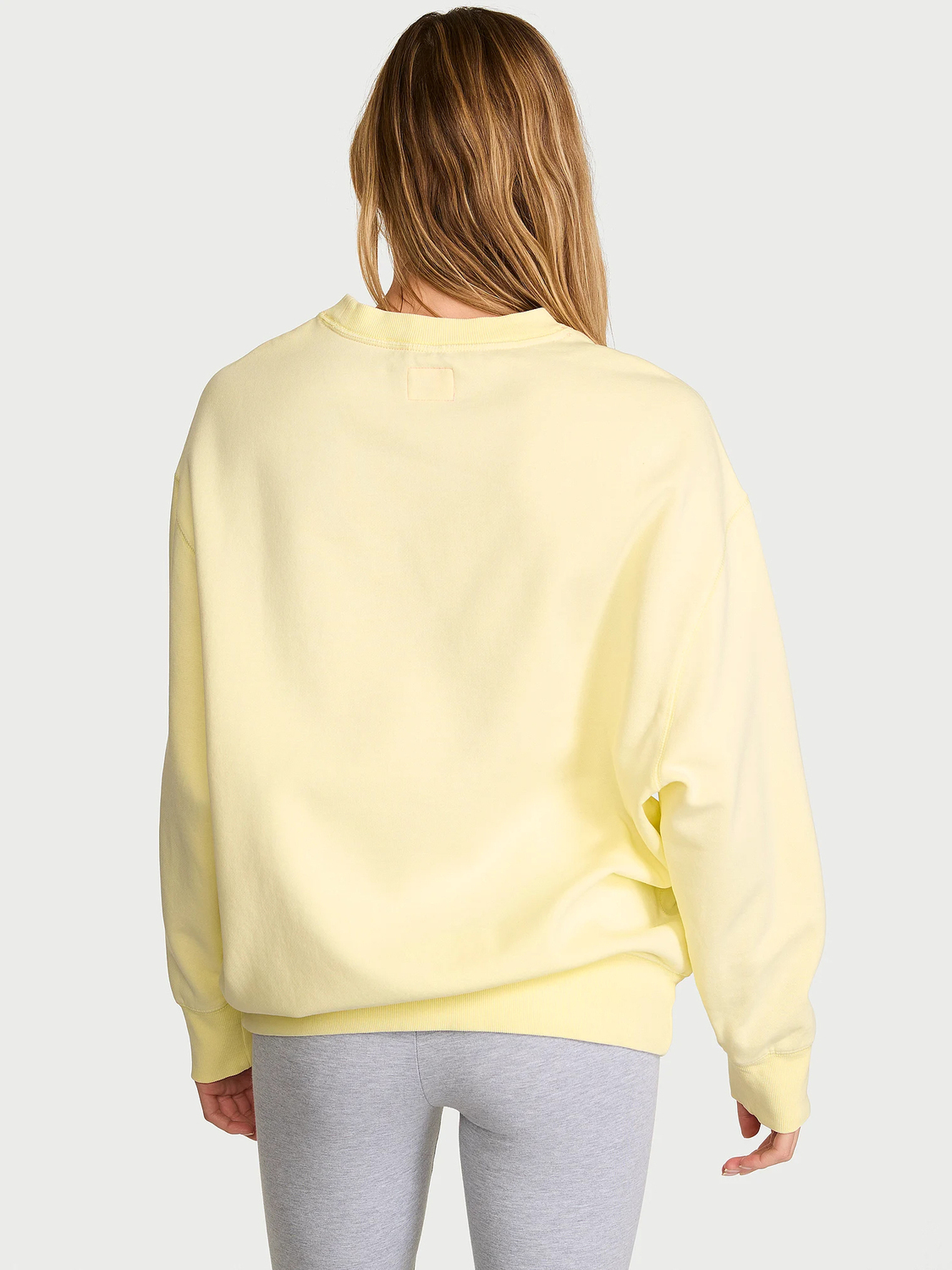 Свитшот Victoria's Secret Angel Essentials Effortless Fleece Crewneck, светло-желтый — фото 4
