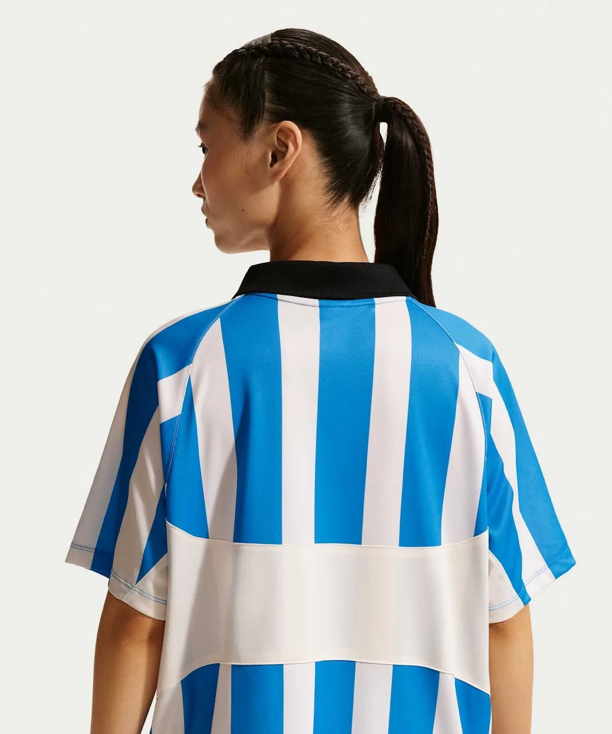Женская футболка оверсайз с V-образным вырезом NIKE, Light Photo Blue — фото 3