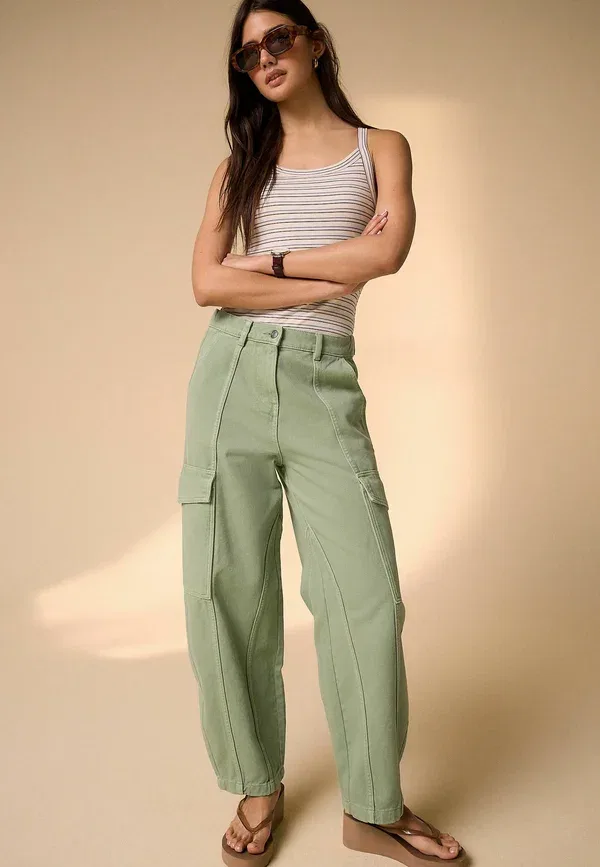 Брюки хлопковые Regular fit - barrel leg cargo trousers Next, khaki green, зеленый/хаки — фото 2
