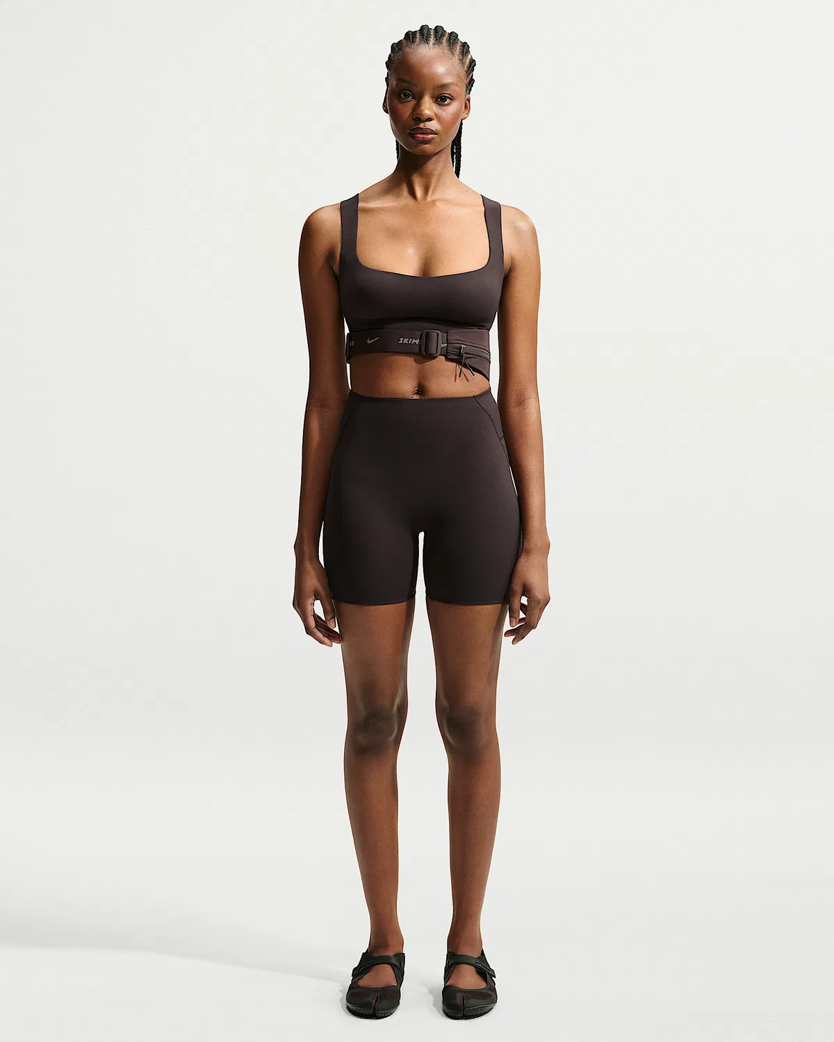 Женские шорты NikeSKIMS Studio Stretch 5", NSKM Dark Roast/NSKM Dark Roast