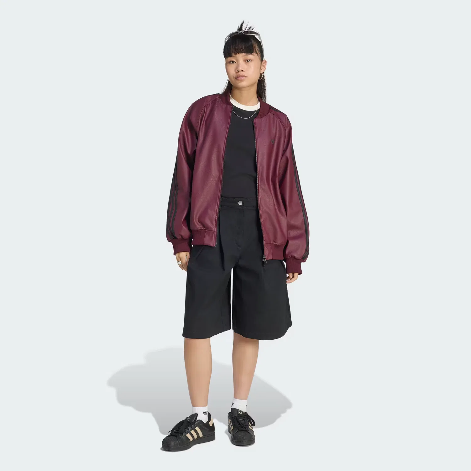 Женская олимпийка оверсайз из экокожи Pleather SST Oversized Track Top Adidas Originals, бордовый/черный/темно-золотой — фото 4