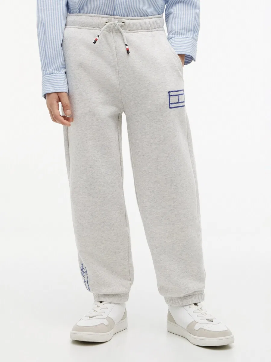 Зауженные брюки TOMMY HILFIGER 'Outline Flag Wide Cuffed Leg' в серо-пятнистом цвете — фото 2