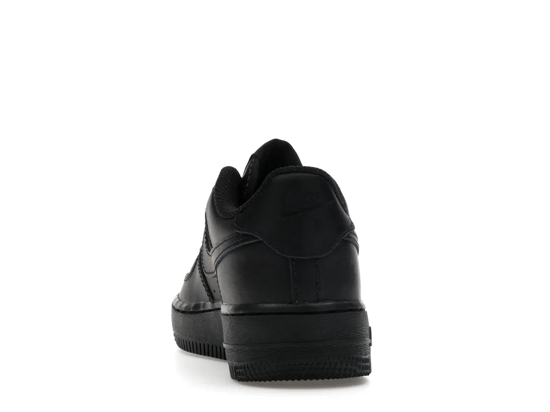 Детские кроссовки на шнуровке с перфорацией Nike Air Force 1 Low LE, Black/Black — фото 4