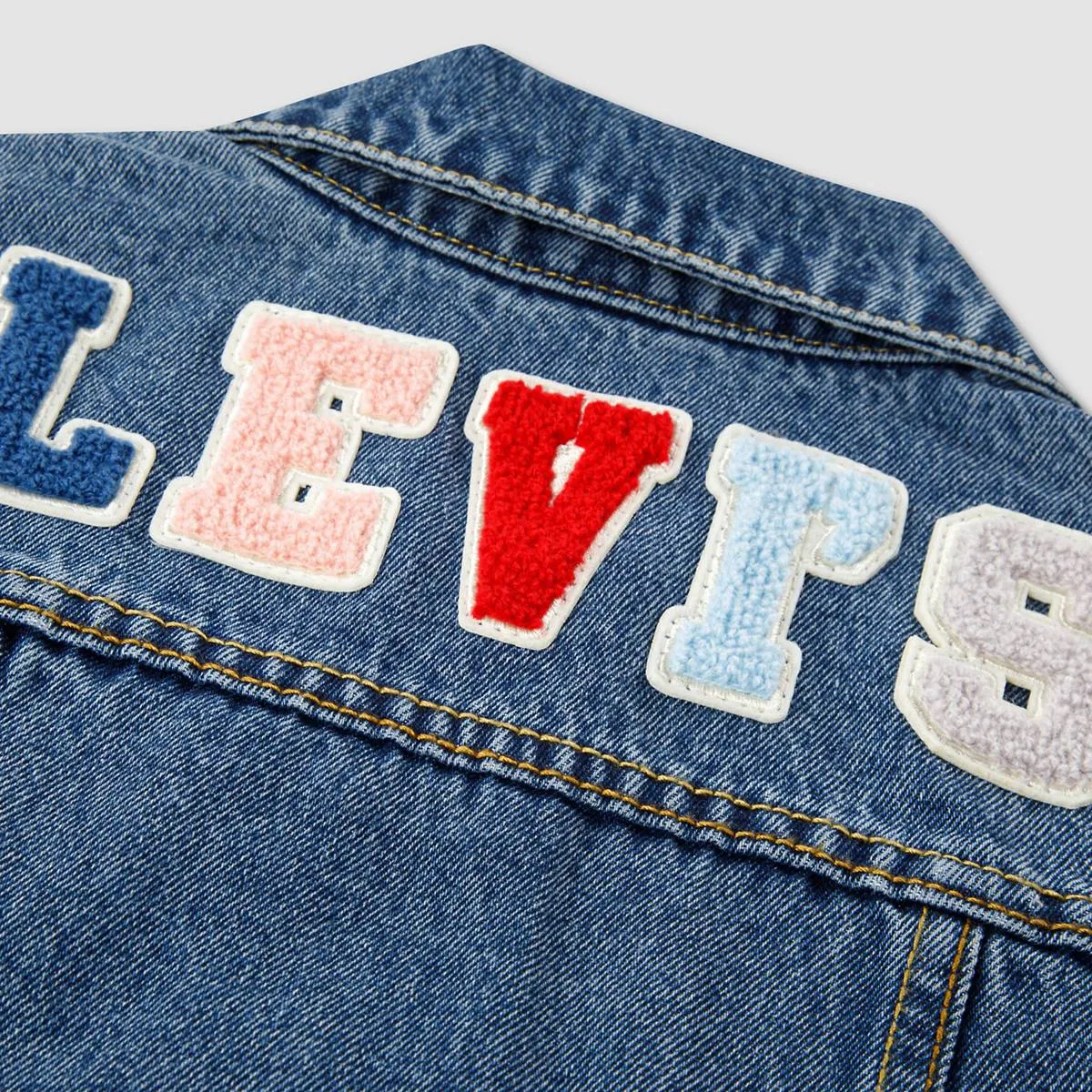 Джинсовая куртка-тракер с нашивками для девочек 4-6 лет Levi's, Blue - Medium Wash — фото 3