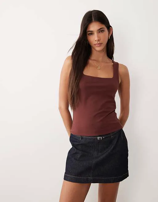 

Двухслойный шоколадный жилет с квадратным вырезом ASOS DESIGN