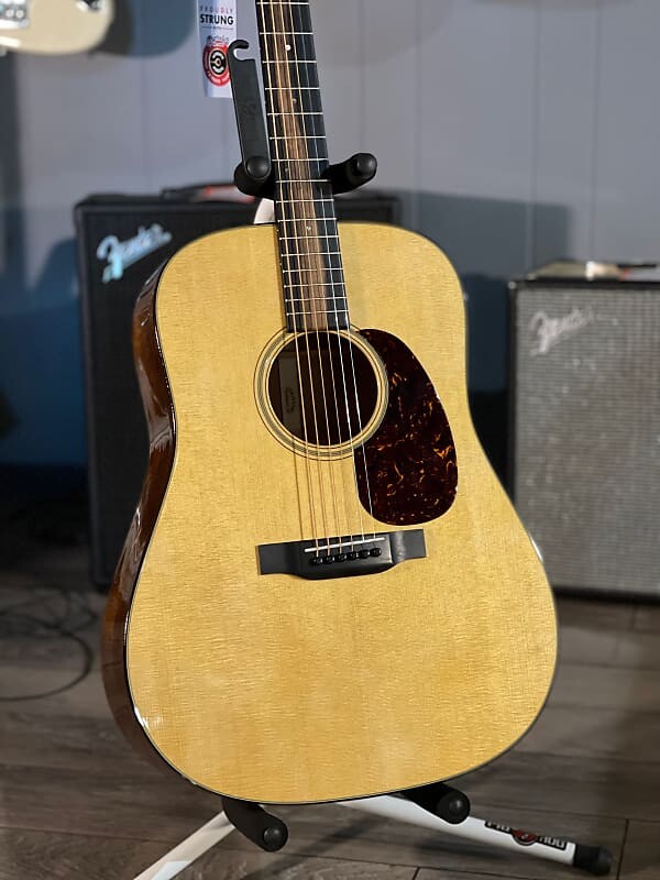 

Акустическая гитара с футляром Martin D-18, натуральный