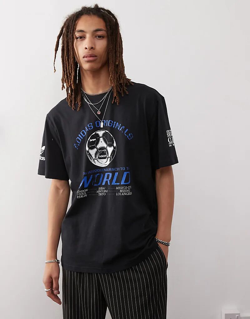

Футболка adidas Originals с графикой футбола 90-х в черном цвете