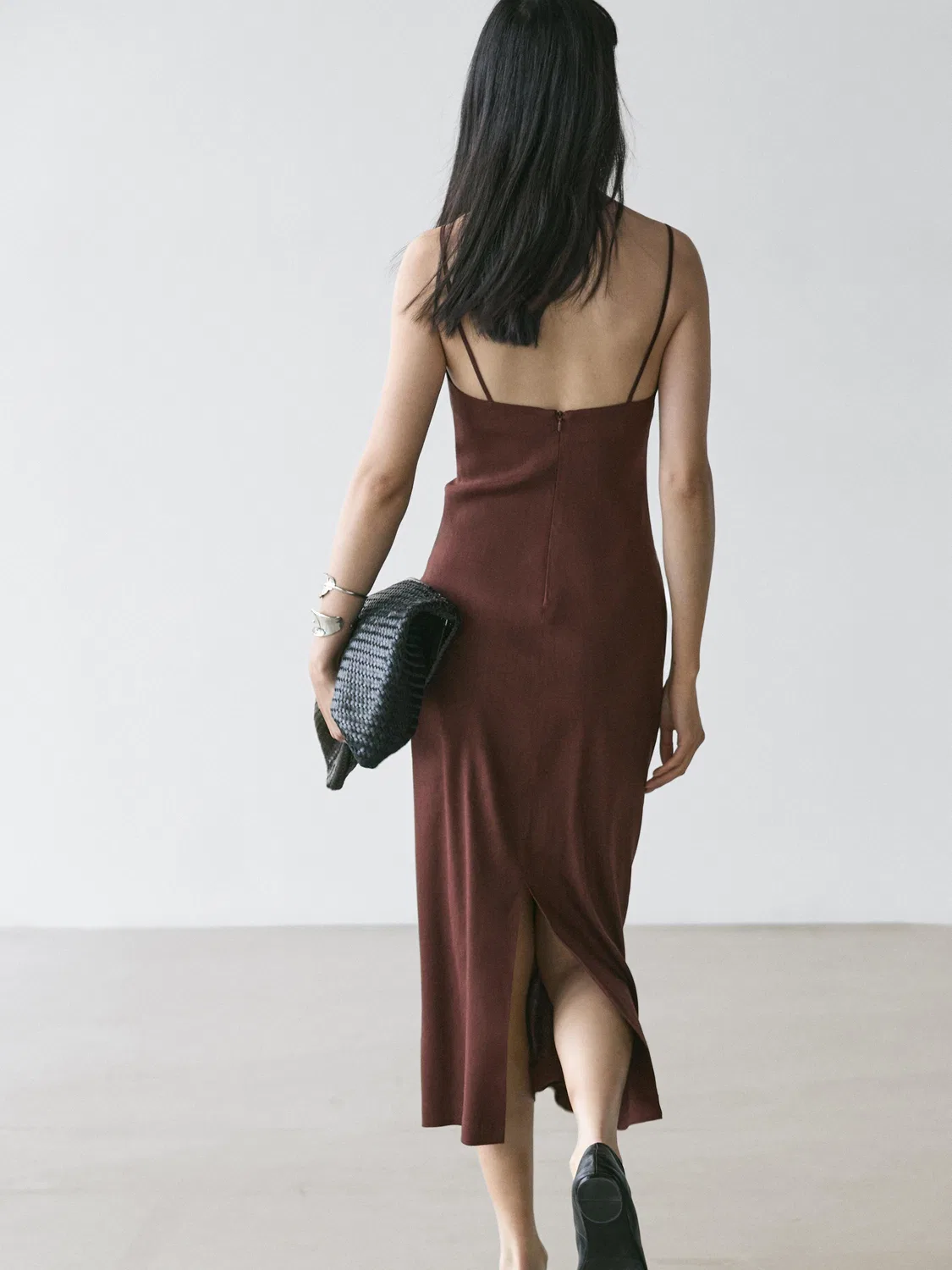 Платье миди из эластичной льняной смеси с бретелями Massimo Dutti, шоколадный — фото 4