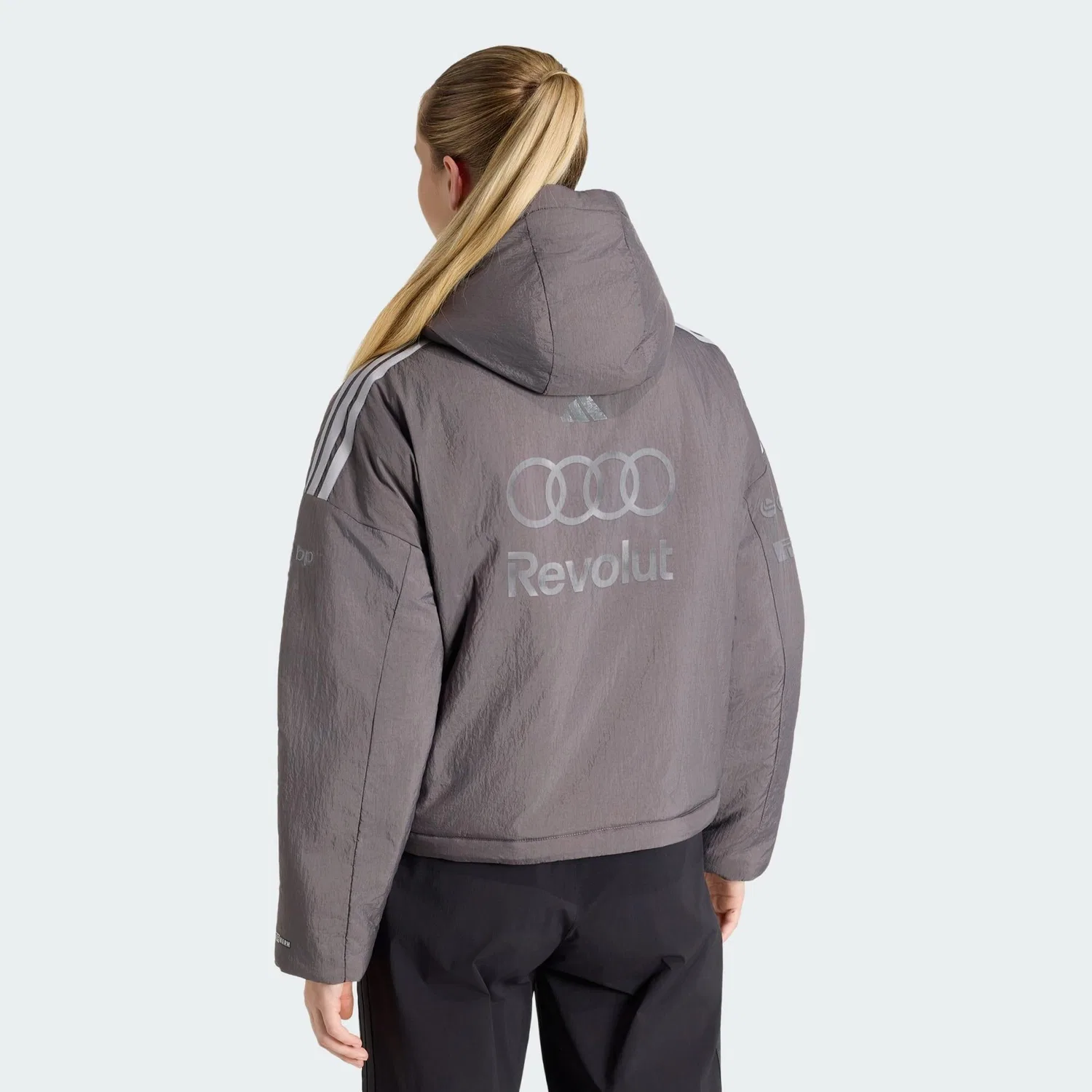 Мужская куртка-пуховик с принтом Audi Revolut F1 Team Engineers & Marketing Puffer Jacke Adidas, Grauviolett — фото 4