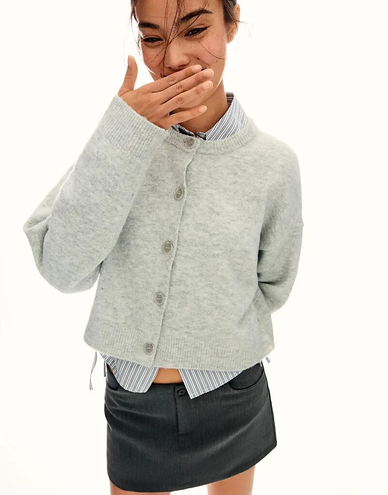 

Мягкий кардиган Bershka на пуговицах серого цвета