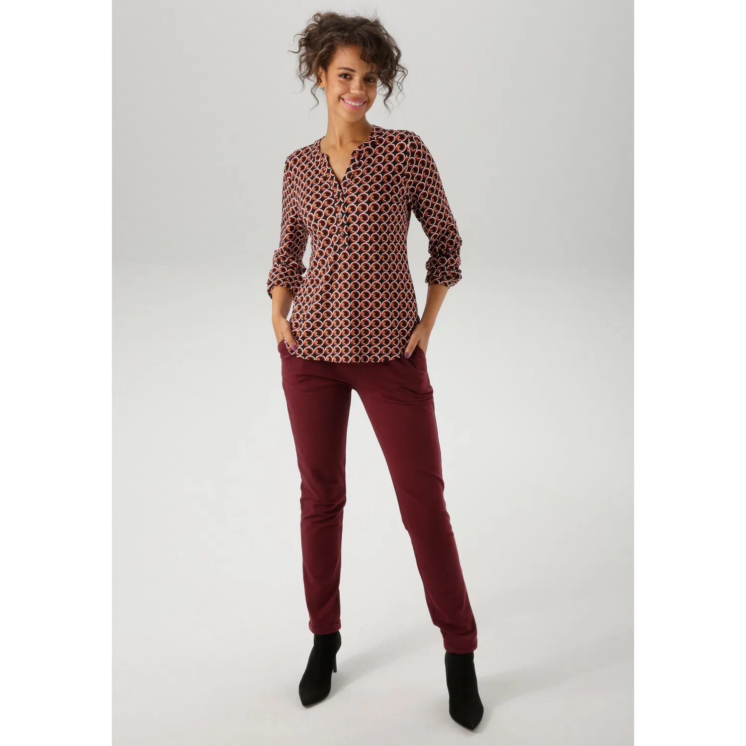 Блуза свободного кроя с ретро-принтом Aniston CASUAL, Black/White/Red/Dark Brown/Light Brown — фото 4