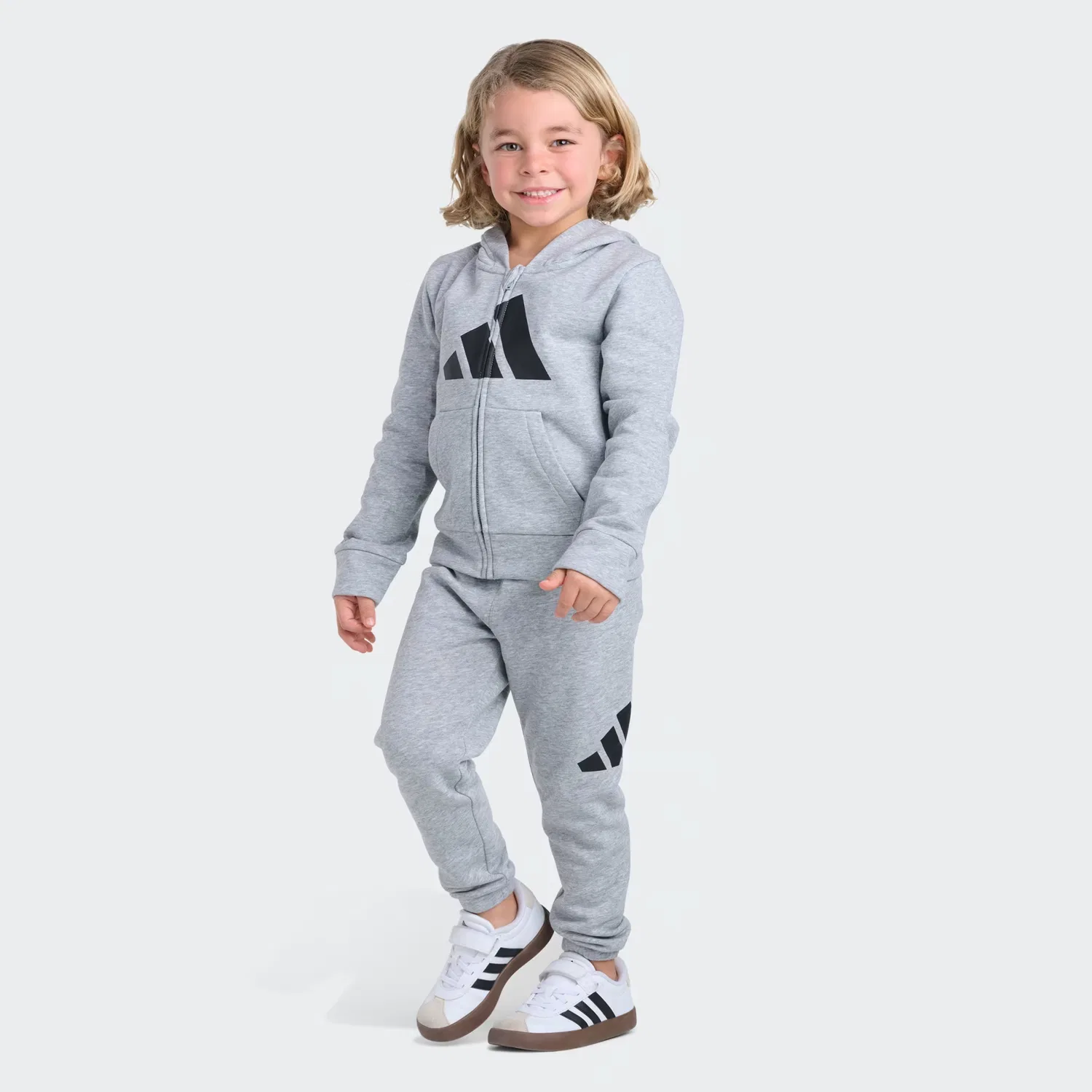 Детский комплект на флисе из 2 предметов Essential Fleece Big Logo Adidas Sportswear, серый меланж — фото 2