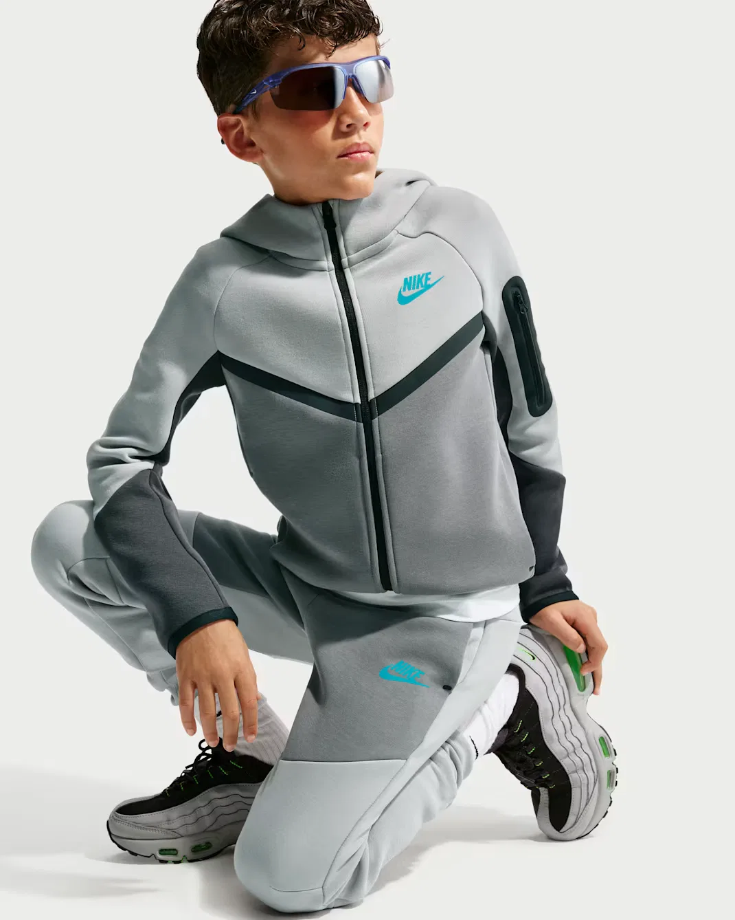 Детские спортивные штаны Nike Sportswear Tech Fleece, Wolf Grey/Smoke Grey/Black/Energy — фото 4
