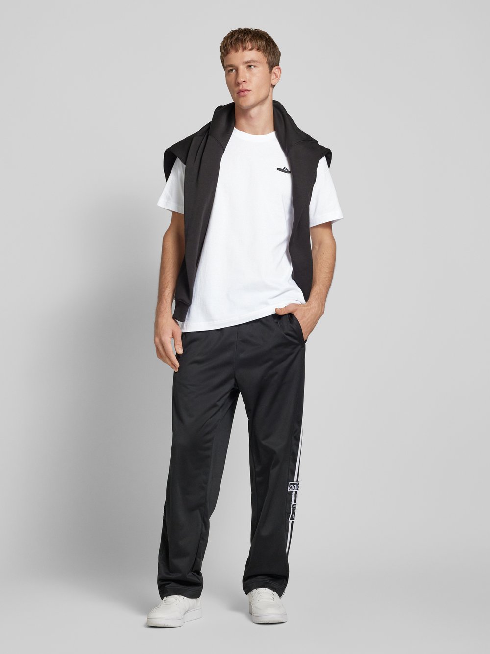 

Футболка с вышитой этикеткой ADIDAS SPORTSWEAR, белый