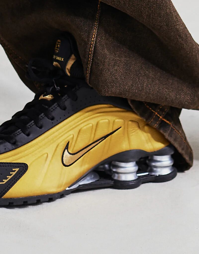 Кроссовки Shox R4 в золотом и черном цвете Nike — фото 4
