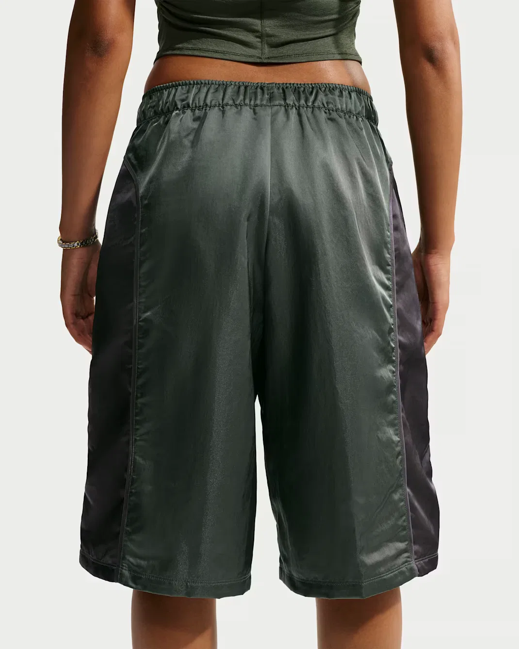 Женские свободные тканые шорты со средней посадкой Nike Sportswear, Camo Green/Gridiron/Gridiron/White — фото 3