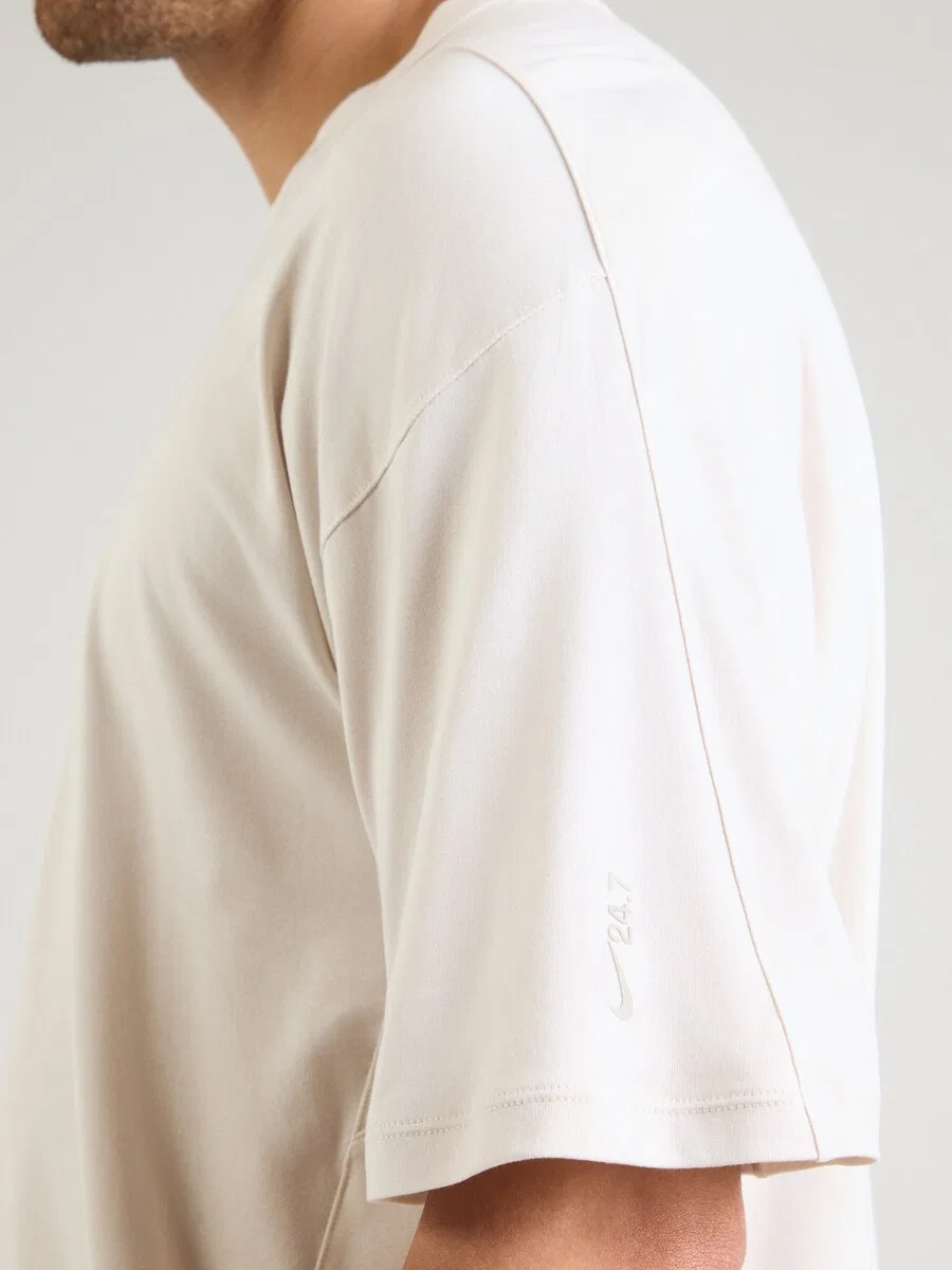 Спортивная футболка NIKE Performance Shirt '24.7 ImpossiblySoft' кремового цвета — фото 3
